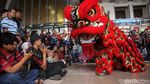 Barongsai Sapa Penumpang KRL