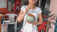 Tubuhnya yang sangat kurus membuat banyak netizen bertanya. Namun Julia selalu menampik anggapan netizen. Say tidak merasa kelaparan dan saya tidak pingsan, kata Julia. Foto: Instagram @pink_huink