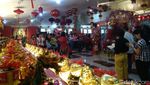 Foto: Ibadah Khusyuk dan Bagi-bagi Angpao di Vihara Ekayana Arama