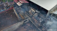 Asap membubung dari vihara yang terletak di Jalan Kelenteng tersebut.