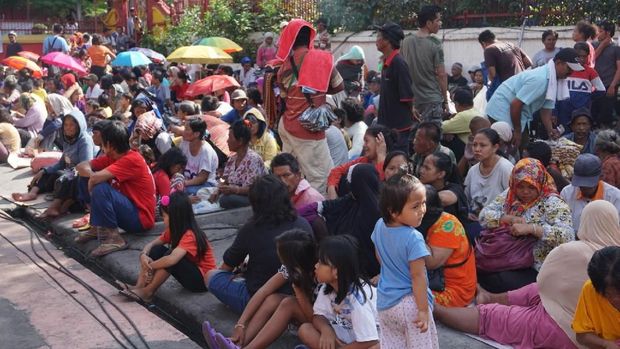 Warga mulai berkumpul di halaman Vihara Dharma Bakti untuk meminta angpao.