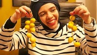 Kurma muda yang berwarna kuning ini ternyata punya segudang manfaat. Salah satunya adalah untuk kesuburan. Rasanya juga manis enak. Foto: Instagram @genifaruk
