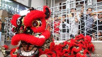 Lelah berkeliling, barongsai pun beristirahat di depan kereta.