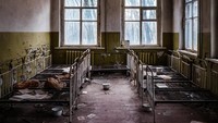 Suatu rumah sakit di Pripyat yang sudah rusak bangunan dan fasilitas di dalamnya (iStock)