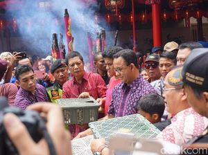 Tradisi Buang Sial, Anies Lepas Burung Pipit di Vihara Dharma Bhakti
