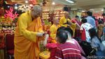 Foto: Ibadah Khusyuk dan Bagi-bagi Angpao di Vihara Ekayana Arama