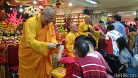 Anak-anak tersenyum lebar saat mendapatkan angpao dari biksu di vihara ini. Jeruk dan cokelat koin juga ikut dibagikan. Foto: (Zakia Liland/detikcom)