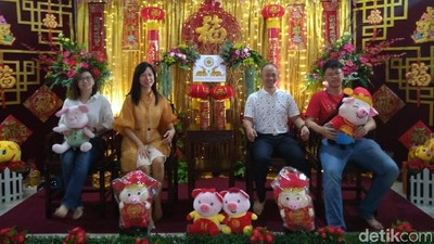 Foto: Ibadah Khusyuk dan Bagi-bagi Angpao di Vihara Ekayana Arama