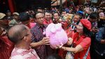 Potret Anies Saat Imlek: Lepas Burung hingga Beli Baju Cheongsam