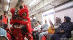 Barongsai Sapa Penumpang KRL
