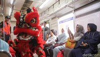 PT Kereta Commuter Indonesia (KCI) turut memeriahkan Imlek dengan menghadirkan barongsai di Stasiun Jakarta Kota.