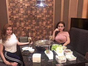 Pedangdut Seksi Cupi Cupita Doyan Makan Bakso hingga Permen