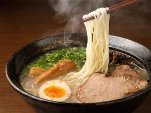 Sluuurp! Semangkuk Ramen Rp 30 Ribuan yang Gurih Mantap Ada di Sini!