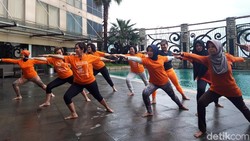 Cara Unik Wanita di Surabaya Cegah Kanker dengan Yoga