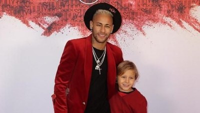 Foto: Gaya Neymar Berdiri Pakai Tongkat dan Sepatu Nike Bertuliskan Namanya