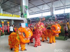Barongsai dan Liang Liong Hibur Calon Penumpang Bandara Juanda
