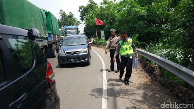 Truk Terguling di Gresik, Kaki Kenek Terjepit Hingga Patah