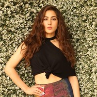 Kenalan dengan Sara Ali Khan. Sara kini eksis di dunia perfilman Bollywood sebagai aktris pendatang baru. Sosoknya di dunia selebriti sudah familiar karena ayahnya tak lain adalah aktor Saif Ali Khan dan aktris Amrita Singh. Dia kini juga menjadi anak tiri aktris Kareena Kapoor karena setelah sang ayah bercerai dari ibunya, aktor legendaris itu menikahi Kareena. Foto: Dok. Instagram @saraalikhan95