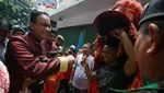 Potret Anies Saat Imlek: Lepas Burung hingga Beli Baju Cheongsam