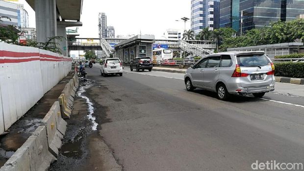Jalanan juga tergenang air. Termasuk area pejalan kaki kadang juga berlumpur