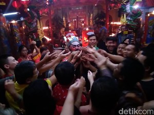 Di Klenteng Cokro, Ada Sosok Dewa Rezeki Bagi-bagi Angpau