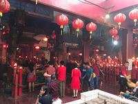 Umat yang merayakan Tahun Baru Imlek di Klenteng Hok Lay Kiong, Bekasi. Description Umat yang merayakan Tahun Baru Imlek di Klenteng Hok Lay Kiong, Bekasi.