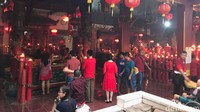 Momen Imlek ini juga dimanfaatkan sejumlah warga untuk meminta angpao dari umat yang beribadah. Ada juga yang datang sekadar untuk selfie atau foto bersama dengan latar Klenteng Hok Lay Kiong. (Foto: Rolando/detikcom)