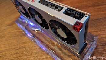 Bila dibandingkan dengan kartu Radeon Vega 64 generasi sebelumnya, Radeon 7 punya kinerja 29% lebih tinggi di Battlefield V, 40% lebih dalam game yang menggunakan Vulkan API, dan 20-25% dalam sejumlah judul eSports populer.Foto: Adi Fida Rahman/detikINET