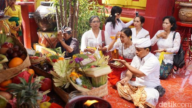 Griya Kongco Dwipayana, Tanah Kilap, Bali yang ramai dikunjungi umat untuk beribadah. 