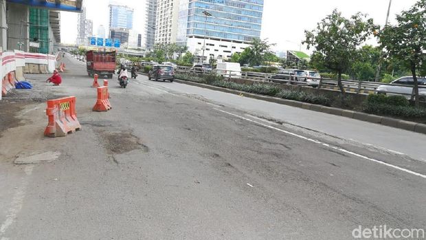Lubang jalanan ditemukan di jalan arteri dan jalur TransJakarta