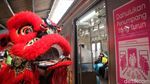 Barongsai Sapa Penumpang KRL