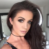 “Kenapa baik-baik saja bagi pria memanggil wanita gendut jelek? Sebenarnya itu cara baru mendorong seseorang ke tepi jurang,” tulis Alli di unggahan Facebooknya. Foto: Facebook