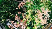 Meski asalnya dari Solo, Jateng, pecel ndeso banyak dijajakan di kota-kota lain. Ragam sayuran akan bikin kenyang sekaligus menyehatkan. Foto : Instagram @warunglintang_kalitansolo