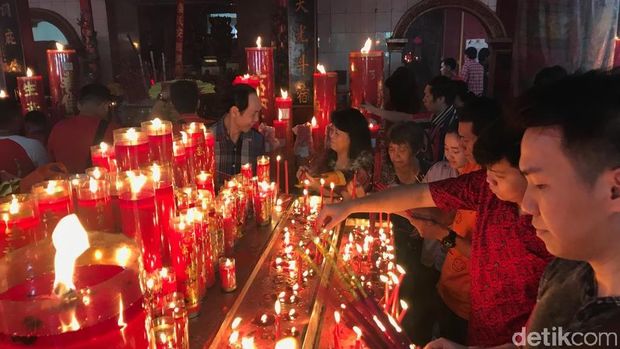 Umat Klenteng Hok Lay Kiong Doakan Imlek Bawa Kedamaian Bagi Bangsa