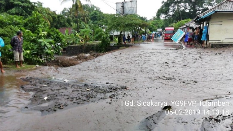 Banjir Lumpur, Akses Jalan ke Tulamben Bali Macet Banjir Lumpur, Akses Jalan ke Tulamben Bali Macet