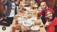 Pemilik nama asli Lenggogeni Faruk memang dikenal sebagai pengusaha dan penulis buku. Ia bersama dengan anak-anaknya memang kompak. Salah satunya daat sedang makan. Foto: Instagram @genifaruk