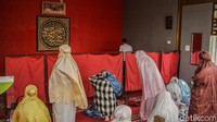 Musala yang disediakan juga bernuansa Tionghoa dengan warna merah yang mencolok.