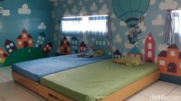 Kamar tertata rapi dan bersih. Wallpaper dinding juga bertemakan Mickey Mouse yang pastinya bikin anak senang. (Foto: Aisyah/detikHealth)