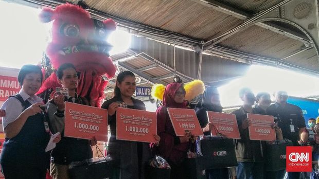 PT KCI membagikan 5.000 KMT edisi khusus Imlek dan hadiah untuk pengguna KMT dengan frekuensi terbanyak. 