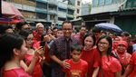 Potret Anies Saat Imlek: Lepas Burung hingga Beli Baju Cheongsam