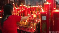 Umat ibadah Imlek di Klenteng Hok Lay Kiong juga ada berharap tahun pemilu tak terjadi kericuhan dan tetap damai. (Foto: Rolando/detikcom)