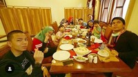 Menikmati makanan kesukaan suami. Bu Gen tengah mencicip sajian Arab spesial kambing uenak. Foto: Instagram @genifaruk