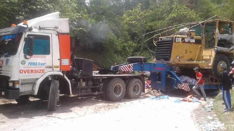 Terhalang Badan Truk, Jalur Pantai Selatan Garut Terputus Terhalang Badan Truk, Jalur Pantai Selatan Garut Terputus