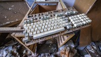 Sebuah keyboard komputer yang sudah berantakan di salah satu rumah di Pripyat (iStock)