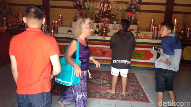 Antusias Turis Asing Menikmati Bangunan Klenteng di Probolinggo