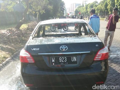 Apes, Mobil Sedan Ini Terbakar Usai Diservis