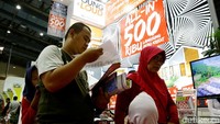 Beberapa pengunjung juga membawa serta sanak keluarga.