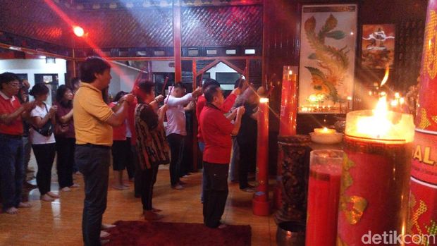 Ibadah Imlek di Vihara Sri Kukus Redjo Gunung Kalong, Ungaran, Kabupaten Semarang, Selasa (5/2/2019).