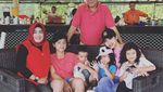 Ini Kebersamaan Della Perez dan Keluarga Saat Kulineran