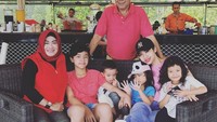  Salah satu personel duo DPerez ini gemar kulineran bareng keluarga. Ini salah satu potret saat Della makan bareng keluarga di puncak, Bogor. Saat itu, sang ibu dan ayahnya turut makan bersamanya. Foto: Instagram @dellalled